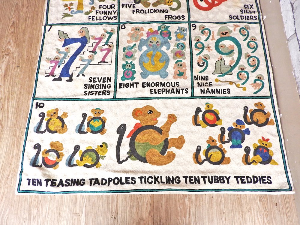 ZAIDA ビンテージ ラグ 絨毯 チェーンステッチ TEN TEASING TADPOLES TICKING TEN TUBBY TEDDIES コットン100％ 刺繍 イギリス ●