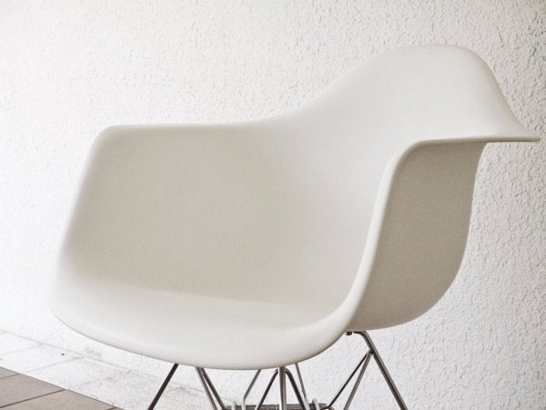 ハーマンミラー Herman Miller アームシェルチェア エッフェルベース ホワイト ポリプロピレン C&R イームズ ミッドセンチュリー ◇