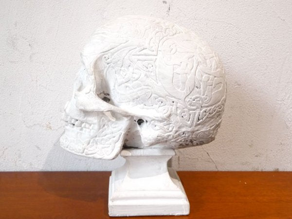アート＆コマースプロモート ATR＆COMMERCE PROMOTED メダル付 アートスカル ART Skull 石膏 彫像 頭骨モチーフ ホームデコ ★