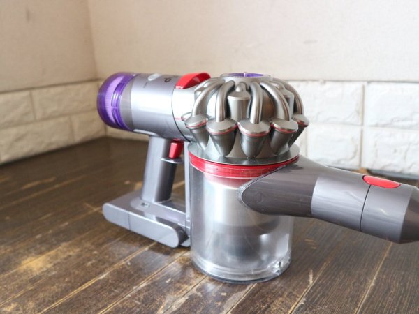 ダイソン dyson V8 SlimFluffy+  コードレスクリーナー 掃除機 充電器・フトンツール・LED隙間ノズル付き ◎