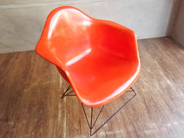 ハーマンミラー Herman Miller アームシェルチェア LAR 現行 FRP製 オレンジ キャッツクレイドル ラウンジベース C&R イームズ ♪