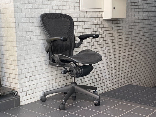 ハーマンミラー Herman Miller アーロンチェア Bサイズ スタンダード ランバーサポート クラシックカーボン グラファイトベース ■