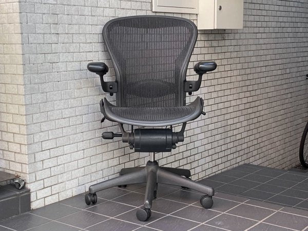 ハーマンミラー Herman Miller アーロンチェア Bサイズ スタンダード ランバーサポート クラシックカーボン グラファイトベース ■