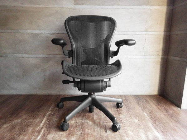 ハーマンミラー Herman Miller アーロンチェア Bサイズ グラファイトベース デスクチェア ポスチャーフィット ♪