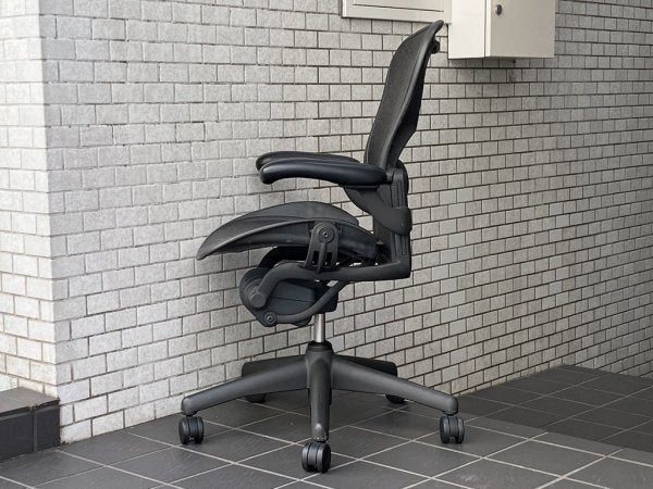 ハーマンミラー Herman Miller アーロンチェア Bサイズ スタンダード ランバーサポート クラシックカーボン グラファイトベース ■