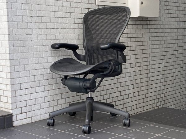 ハーマンミラー Herman Miller アーロンチェア Bサイズ スタンダード ランバーサポート クラシックカーボン グラファイトベース ■