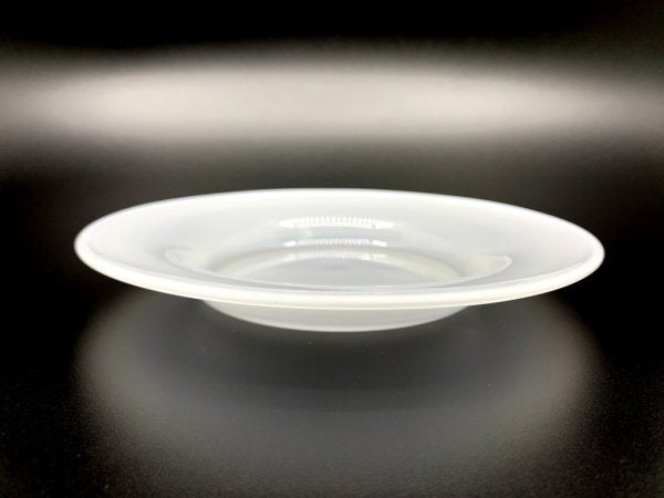 辻和美 Kazumi Tsuji リム皿 opaque 乳白 ガラスプレート Φ15.5cm 吹きガラス ファクトリーズーマー factory zoomer 現代作家 B ●