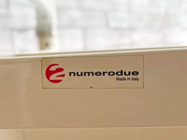 ヌメロドゥーエ numerodue ラウンド ダイニングテーブル ガラストップ ホワイトペイント スチールフレーム クロムメッキ モダンデザイン イタリア ●