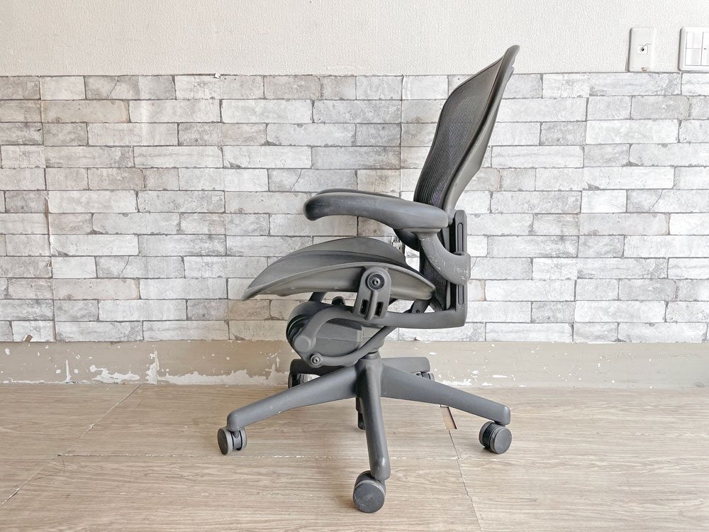 ハーマンミラー Herman Miller アーロンチェア ライト Aeron Chair Lite Bサイズ クラシックカーボン グラファイトベース デスクチェア 現状品 ●