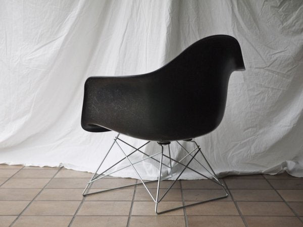 ハーマンミラー Herman Miller アームシェルチェア LAR 現行FRP製 ブラック キャッツクレイドル ラウンジベース C&R イームズ ◇