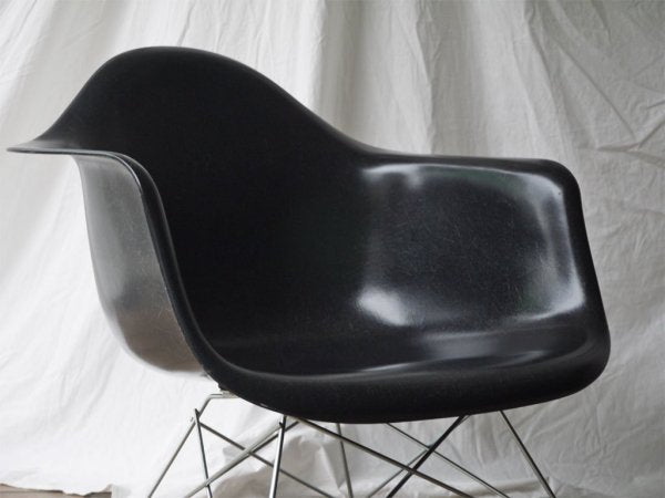 ハーマンミラー Herman Miller アームシェルチェア LAR 現行FRP製 ブラック キャッツクレイドル ラウンジベース C&R イームズ ◇