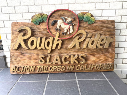 ビンテージ Vintage 無垢材 看板 Rough Rider SLACKS ACTION TAILORED IN CALIFORNIA レリーフ 店舗什器 壁掛け インテリア 彫刻 ■