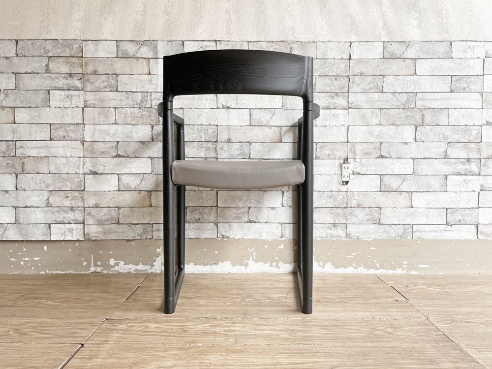 インテリアズ interiors スウィーピー SWEEPY ダイニングチェア アームチェア ブラック×グレー 大城健作 モダンデザイン 定価\99,000- ●