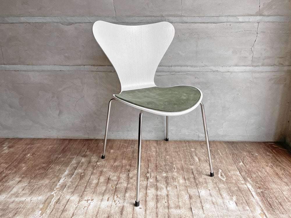 フリッツハンセン Fritz Hansen セブンチェア カラードアッシュ ホワイト アルネ・ヤコブセン＆ミネオッタ MIONETTA パッド付 フォレストグリーン♪