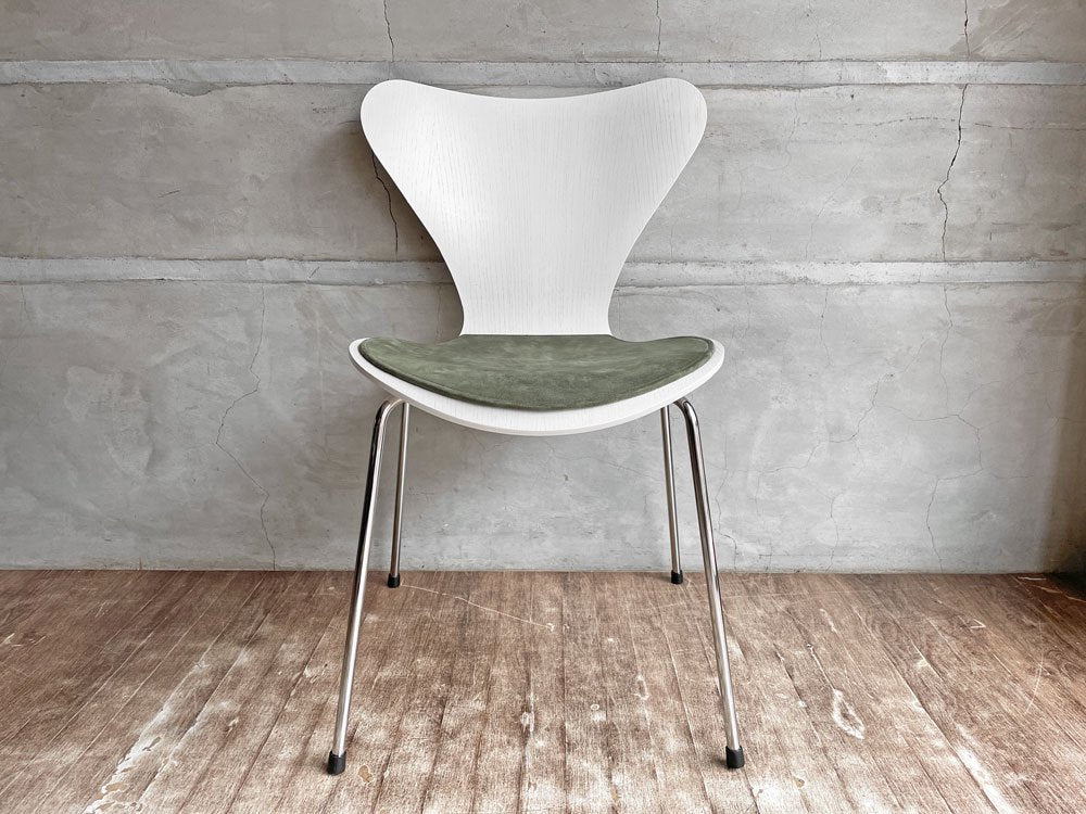 フリッツハンセン Fritz Hansen セブンチェア カラードアッシュ ホワイト アルネ・ヤコブセン＆ミネオッタ MIONETTA パッド付 フォレストグリーン♪