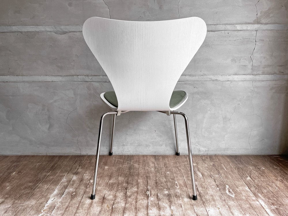 フリッツハンセン Fritz Hansen セブンチェア カラードアッシュ ホワイト アルネ・ヤコブセン＆ミネオッタ MIONETTA パッド付 フォレストグリーン♪