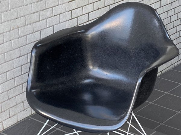 ハーマンミラー Herman Miller アームシェルチェア LAR 現行FRP製 ブラック キャッツクレイドル ラウンジベース C&R イームズ ■