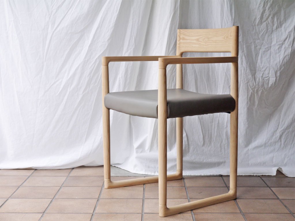 バイ インテリアズ by interiors スィーピー SWEEPY chair アームチェア ナチュラル PVCレザーシート グレー 大城健作 ◇