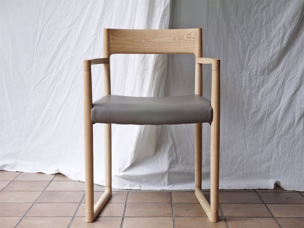 バイ インテリアズ by interiors スィーピー SWEEPY chair アームチェア ナチュラル PVCレザーシート グレー 大城健作 ◇