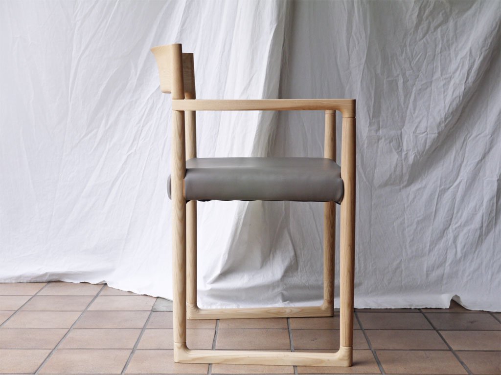 バイ インテリアズ by interiors スィーピー SWEEPY chair アームチェア ナチュラル PVCレザーシート グレー 大城健作 ◇