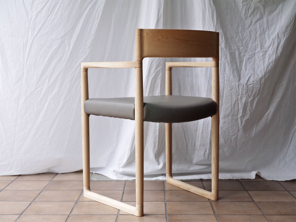 バイ インテリアズ by interiors スィーピー SWEEPY chair アームチェア ナチュラル PVCレザーシート グレー 大城健作 ◇