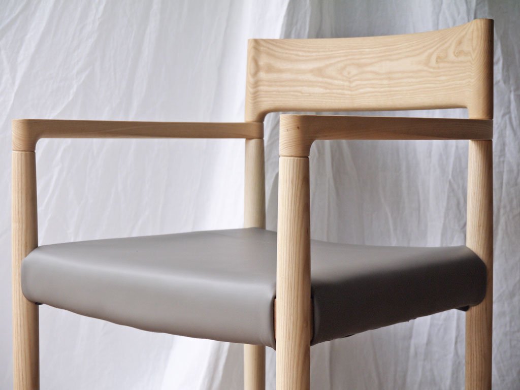 バイ インテリアズ by interiors スィーピー SWEEPY chair アームチェア ナチュラル PVCレザーシート グレー 大城健作 ◇