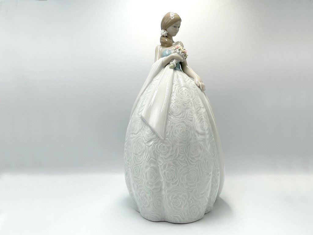 リヤドロ LLADRO フィギュリン 特別な日 オブジェ ポーセリンアート 置物 女性 磁器人形 スペイン 箱付 定価￥110,000- ◎