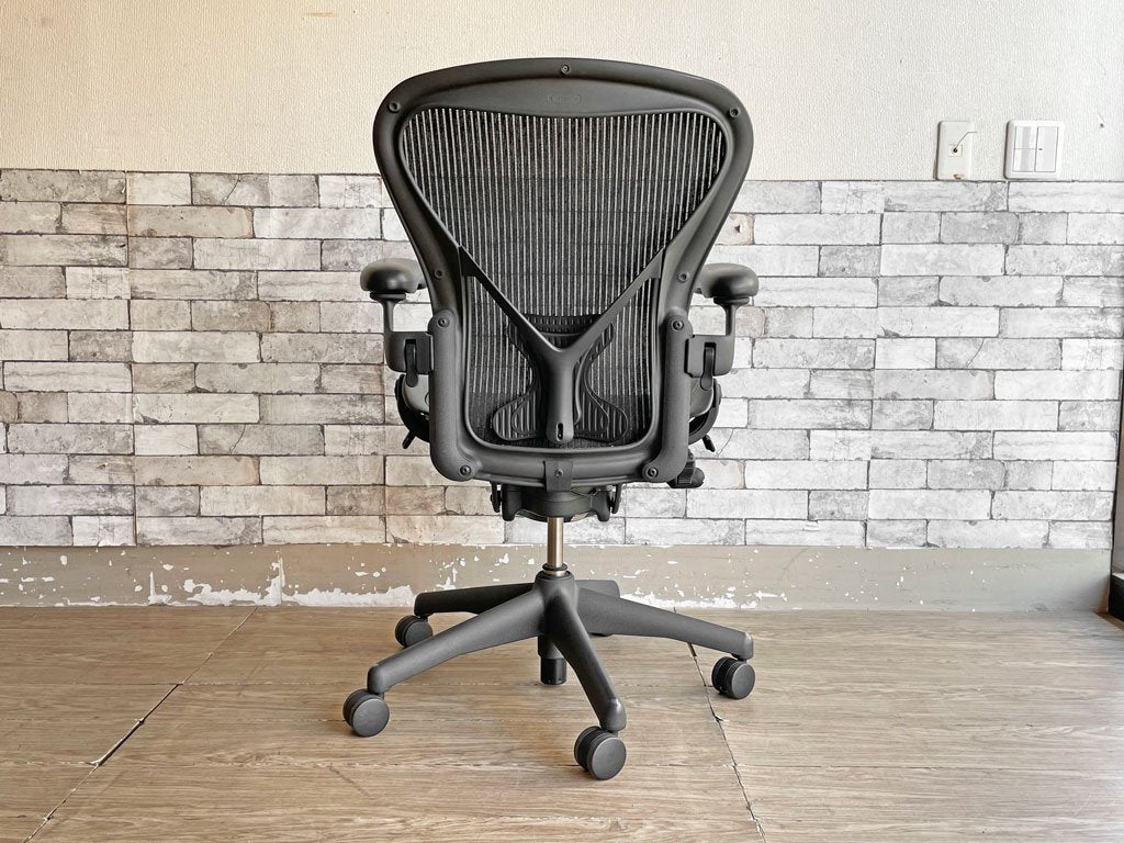 ハーマンミラー Herman Miller アーロンチェア Bサイズ フル装備 ポスチャーフィット グラファイトベース ビル・スタンフ ＆ ドン・チャドウィック ●