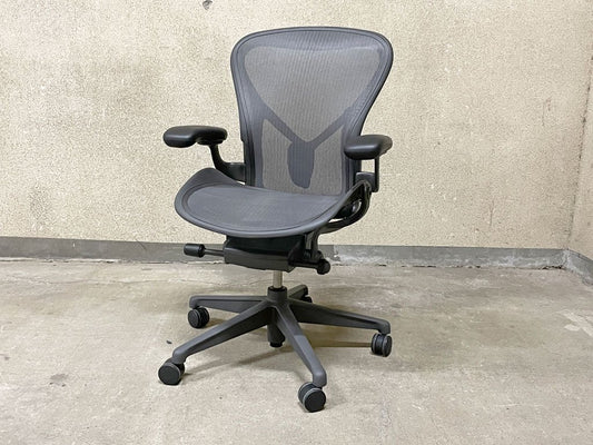 ハーマンミラー Herman Miller アーロンチェア Aeron リマスタード ライト Bサイズ グラファイト ポスチャーフィット 廃盤 美品 〓