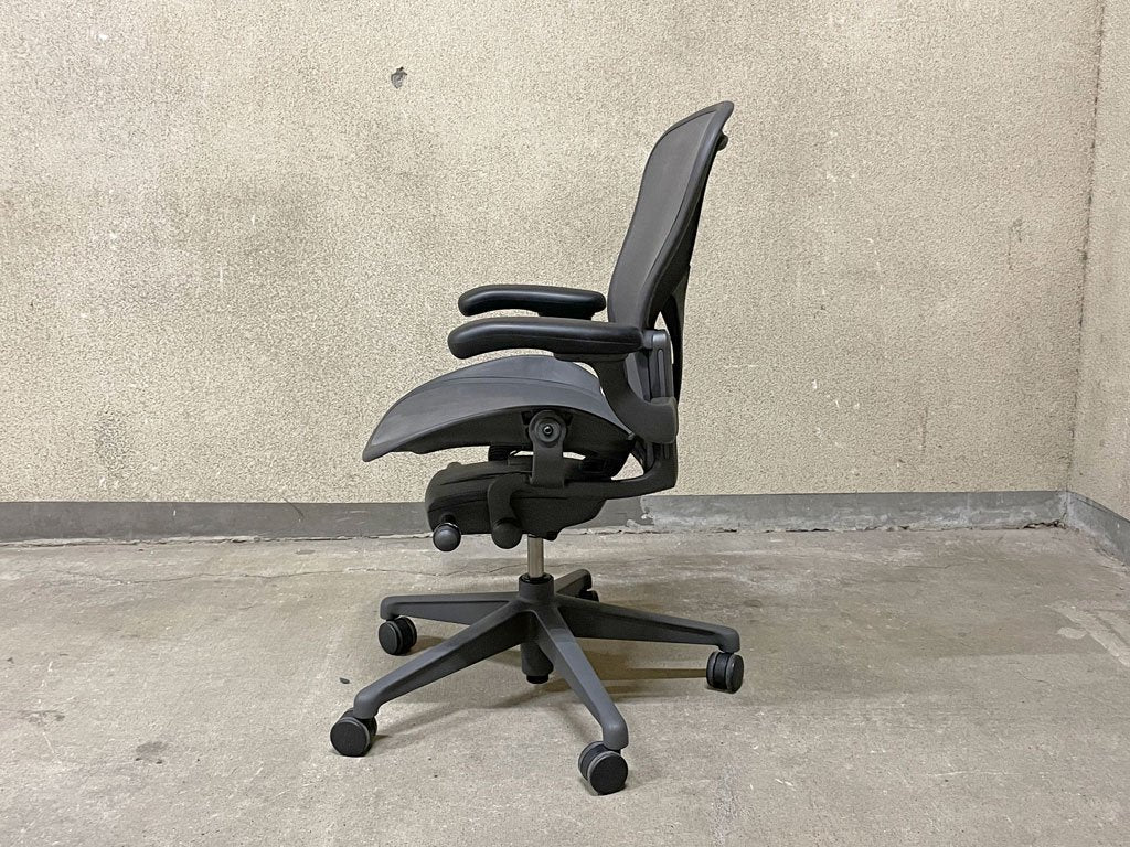 ハーマンミラー Herman Miller アーロンチェア Aeron リマスタード ライト Bサイズ グラファイト ポスチャーフィット 廃盤 美品 〓