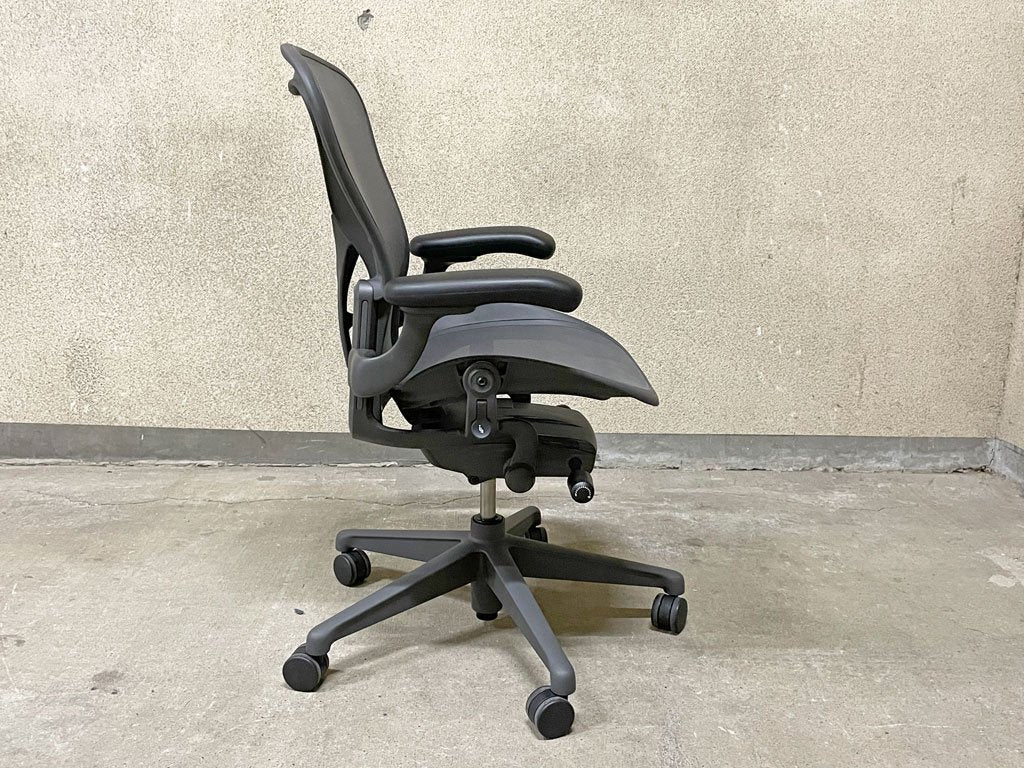 ハーマンミラー Herman Miller アーロンチェア Aeron リマスタード ライト Bサイズ グラファイト ポスチャーフィット 廃盤 美品 〓