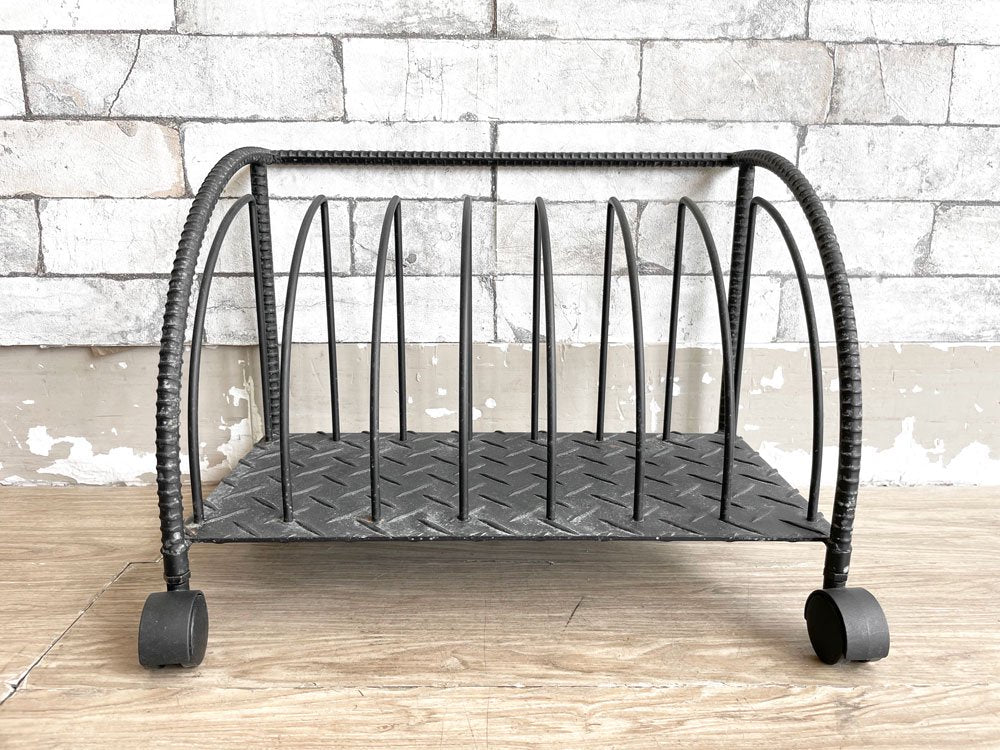 インダストリアルデザイン Industrial Design マガジンラック チェッカープレート 縞鋼板 キャスター付 ポストモダン ●