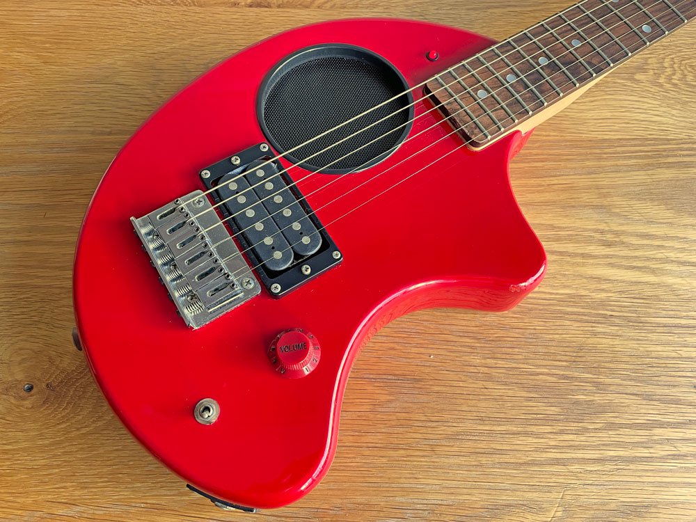 フェルナンデス Fernandes ZO-3 アンプ内蔵エレキギター レッド ゾーサン 純正ソフトケース付き ♪