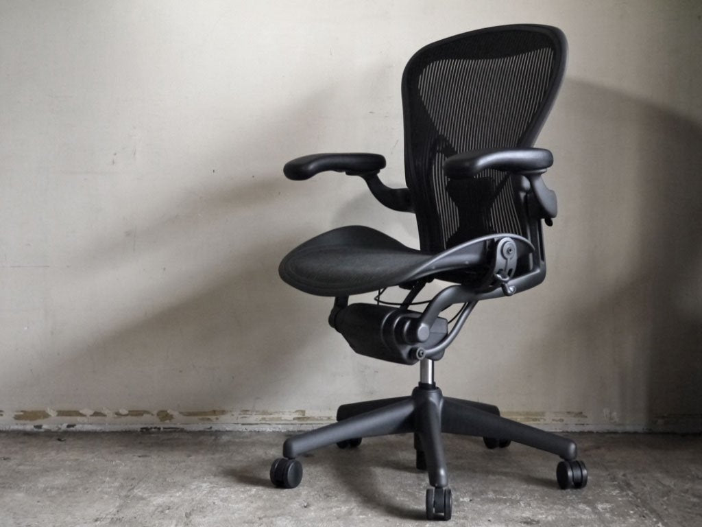 ハーマンミラー Herman Miller アーロンチェア Bサイズ フル装備 ポスチャーフィット グラファイトベース ビル・スタンフ ＆ ドン・チャドウィック ■