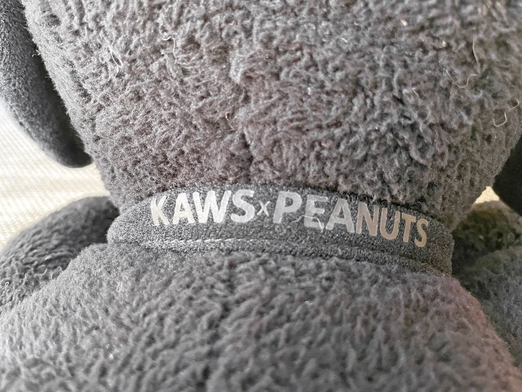 カウズ KAWS カウズ x ピーナッツ KAWS × PEANUTS M スヌーピー ぬいぐるみ ユニクロ UT 黒 ★