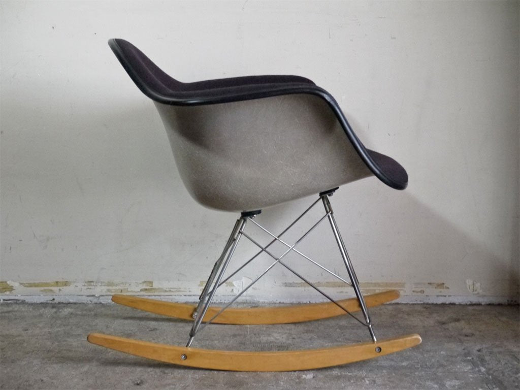 ハーマンミラー Herman Miller 2nd ビンテージ アームシェルチェア FRP製 グレージュ アプホルスター ダークパープル ロッカーベース イームズ ミッドセンチュリー ■