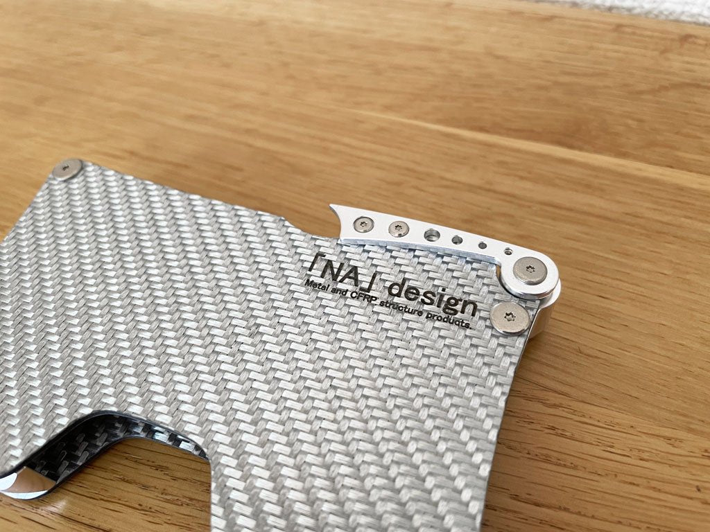 「NA」 design カーボンプレート カードケース CFRP CARD CASE シルバー 名刺入れ 箱付き 未使用品 定価￥32,450- ◎