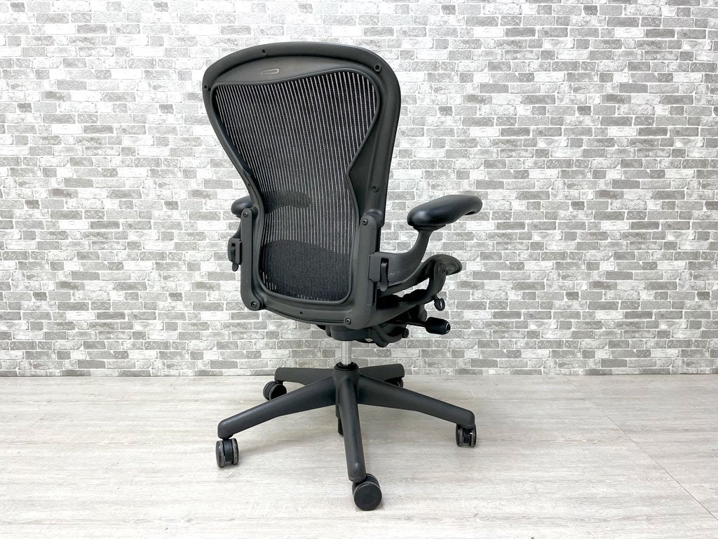 ハーマンミラー Herman Miller アーロンチェア Bサイズ グラファイトベース ビル・スタンフ ＆ ドン・チャドウィック バナナクッション新品 ●