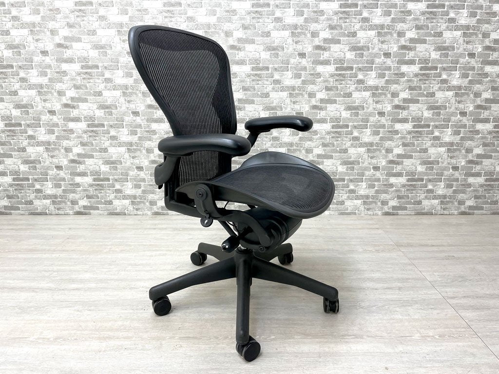 ハーマンミラー Herman Miller アーロンチェア Bサイズ グラファイトベース ビル・スタンフ ＆ ドン・チャドウィック バナナクッション新品 ●