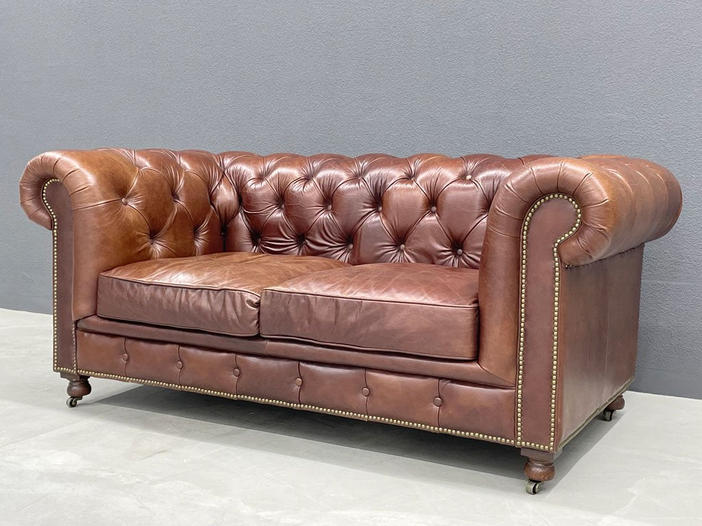 ハロ HALO ケンジントン ソファ KENSINGTON Sofa 2シーターソファ バイカータンレザー 牛本革 チェスターフィールド ソファ スタッズ 定価506,000円 〓