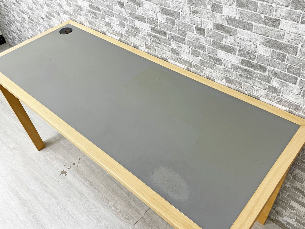 マグナスオルセン Magnus Olesen デスク リノリウム × ビーチ材 W150×Ｄ60cm R・ティエセン＆J・ソーレンセン 北欧 デンマーク コード穴有 幕板欠品 D ●