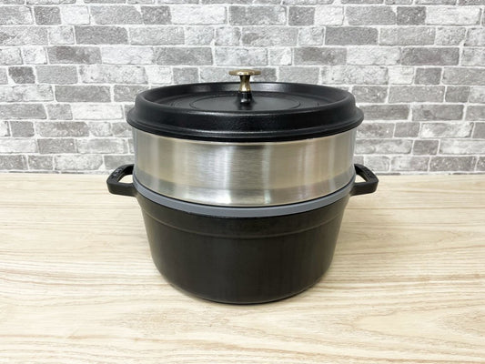 ストウブ STAUB ピコ・ココット ラウンド 26cm スチーマー付 鋳物ホーロー鍋 両手鍋 ブラック ガス・IH・オーブン対応 フランス ●