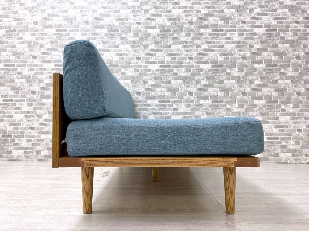 モモナチュラル Momo Natural デイ ソファ ミニ DAY SOFA MINI ベンチバックレスト 2人掛け オーク材 ブルー系ファブリック カバーリング W135 定価￥58,000- ●