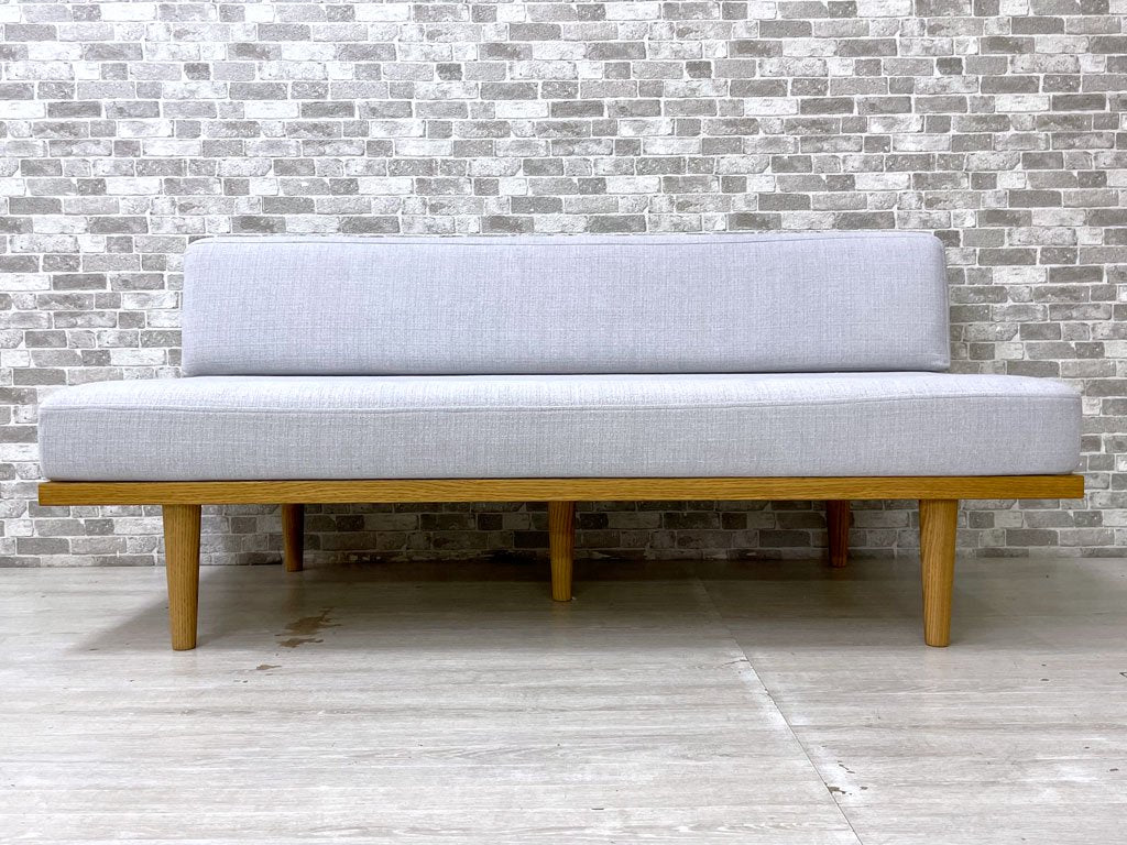 モモナチュラル Momo Natural デイ ソファ ミニ DAY SOFA MINI ベンチバックレスト 2人掛け オーク材 グレー系ファブリック カバーリング W135 定価￥58,000- ●