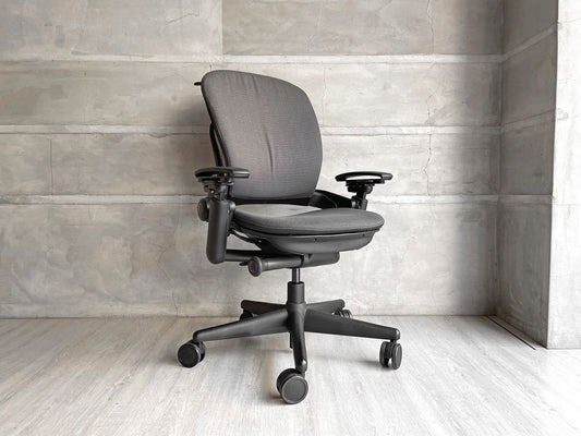 スチールケース Steelcase リープチェア Leap ブラック デスクチェア オフィスチェア ハンガー付き 参考定価￥149,800- ♪