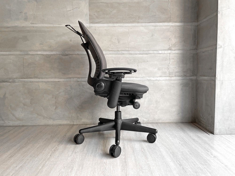 スチールケース Steelcase リープチェア Leap ブラック デスクチェア オフィスチェア ハンガー付き 参考定価￥149,800- ♪