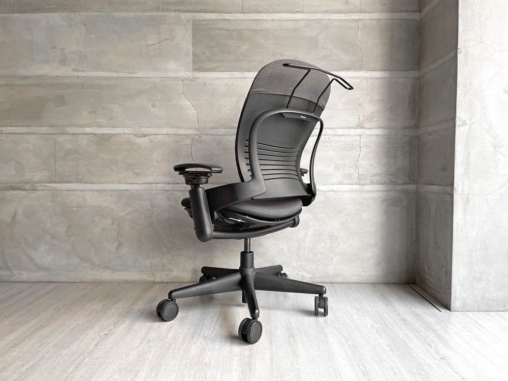 スチールケース Steelcase リープチェア Leap ブラック デスクチェア オフィスチェア ハンガー付き 参考定価￥149,800- ♪