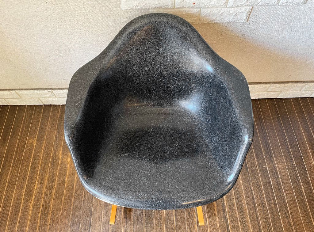 ハーマンミラー Herman Miller 現行FRP製 アームシェルチェア ブラック ロッカーベース C&Rイームズ ミッドセンチュリー  ◎