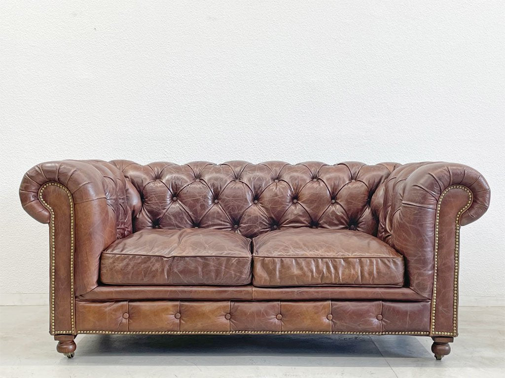 ハロ HALO ケンジントン ソファ KENSINGTON Sofa 2シーターソファ バイカータンレザー 牛本革 チェスターフィールド ソファ スタッズ 定価506,000円 展示品相当 〓