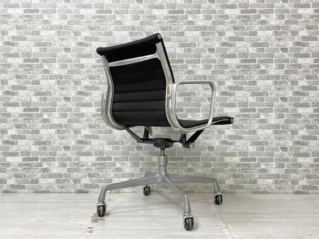 ハーマンミラー Herman Miller アルミナムグループ マネジメントチェア ローバック ファブリックシート ブラック 4本脚 C&Rイームズ ビンテージ ミッドセンチュリー 現状品 ●